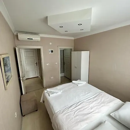 Hypatia Apartahotel 3*